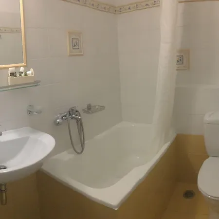 佩里肯酒店 3* 费拉