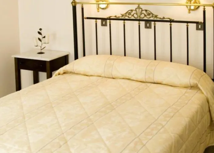 Pelican 3* Fira (Santorini)