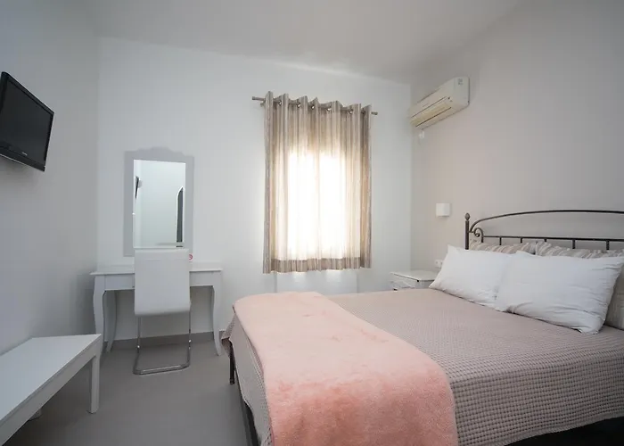 Pelican Fira (Santorini)